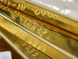 Oro toca máximos de más de 6 meses por esperanzas de pausa de la Fed