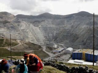 Trabajadores de mina Las Bambas en Perú inician huelga por tiempo indefinido