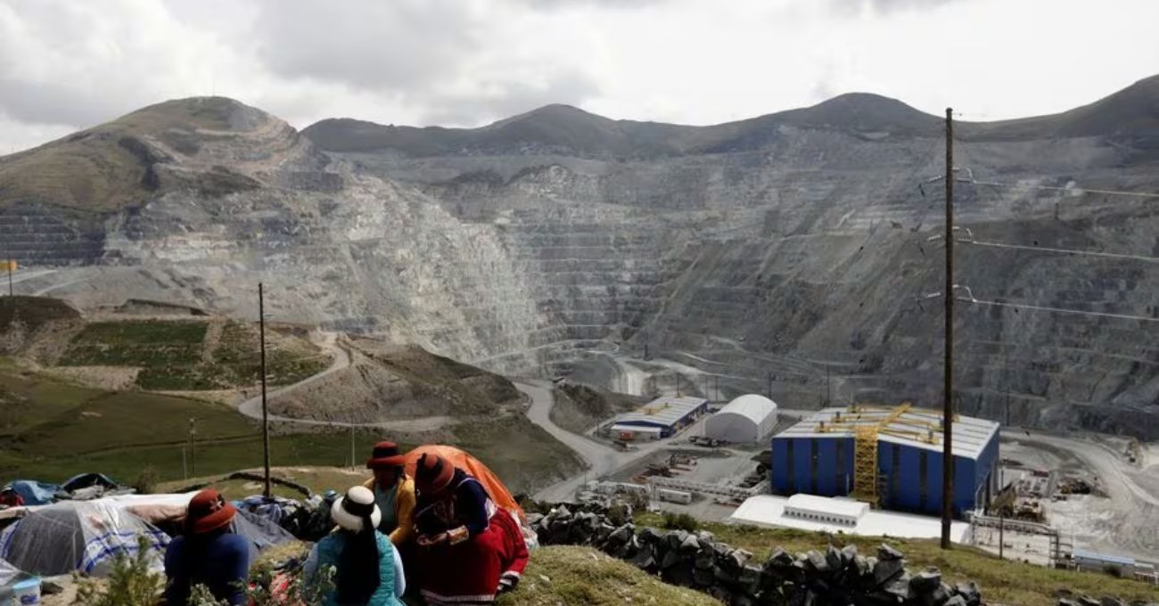 Trabajadores de mina Las Bambas en Perú inician huelga por tiempo indefinido
