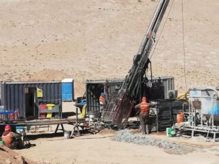 Halcones Precious Metals Revela Resultados Prometedores en Carachapampa