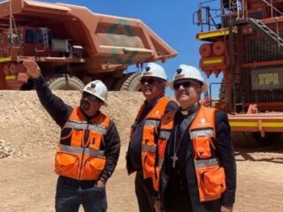 Con estola y casco minero Obispo de Copiapó llegó hasta El Salvador para conocer el Rajo Inca
