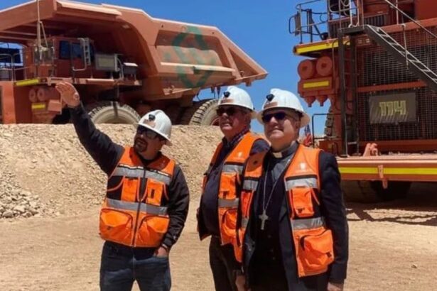 Con estola y casco minero Obispo de Copiapó llegó hasta El Salvador para conocer el Rajo Inca