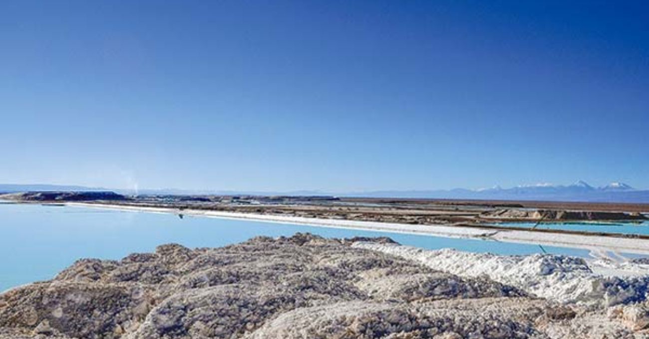 Empresas aceleran sus apuestas en litio, mientras SQM y Codelco descartan versión sobre acuerdo por Salar de Atacama