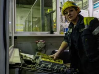 Mujeres al Rescate: Ucrania Recurre a Ellas para Solucionar la Escasez de Personal en las Minas de Carbón