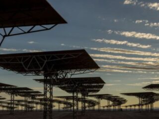 Asociación de centrales hidroeléctricas advierte que auge de energía solar en Chile traerá mayores costos para la industria y sus clientes