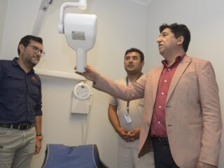 Fundación Collahuasi entrega equipo de rayos X para atención dental de vecinos en Pica