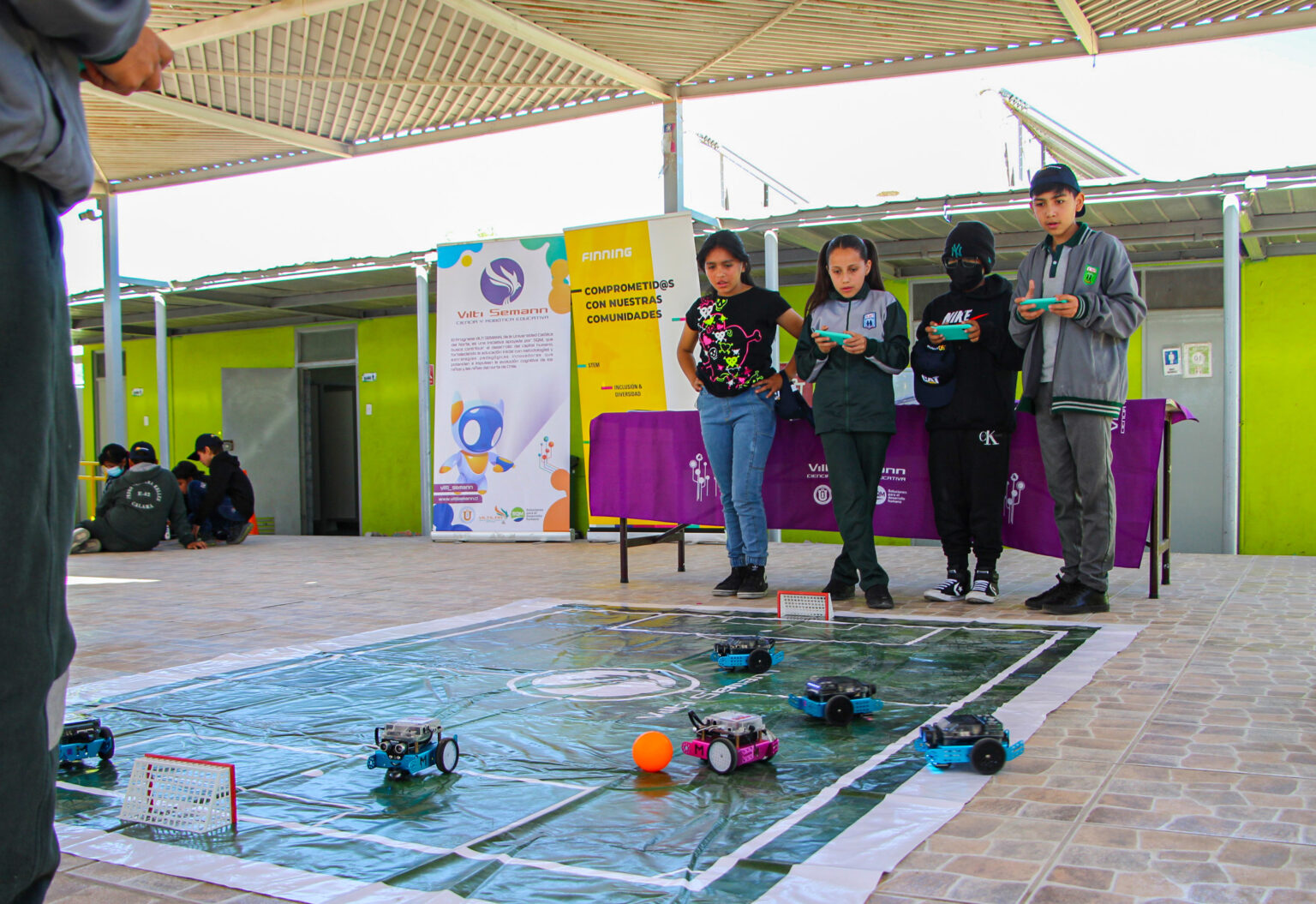 Ministro Hales, Finning y Universidad Católica del Norte despiertan interés por robótica con taller dirigido a estudiantes de Calama y Alto El Loa