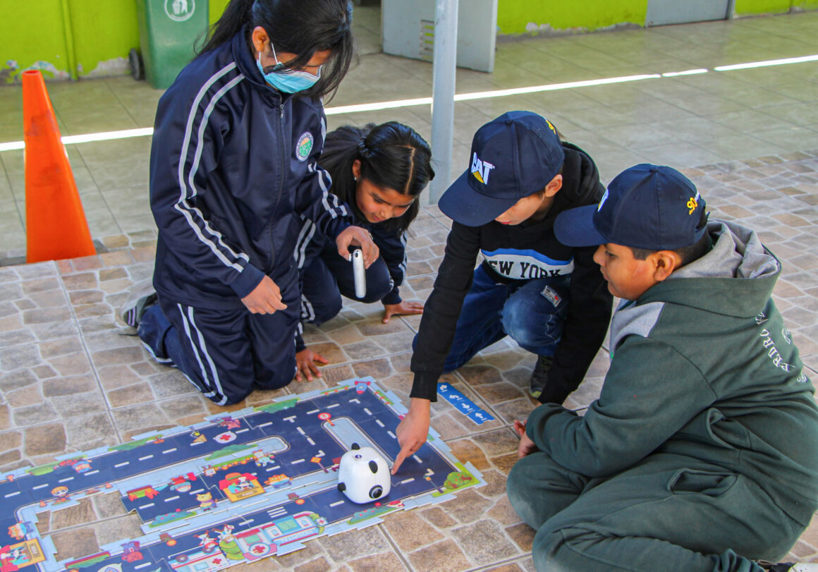 Ministro Hales, Finning y Universidad Católica del Norte despiertan interés por robótica con taller dirigido a estudiantes de Calama y Alto El Loa