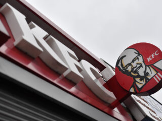 KFC ofrece más de 100 trabajos sin experiencia por el verano en todo Chile