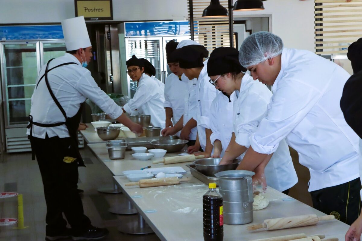 Estudiantes del Liceo Bicentenario Colegio Río Loa culminaron exitosamente segunda versión del programa “Aprendices del Chef” de Ministro Hales 
