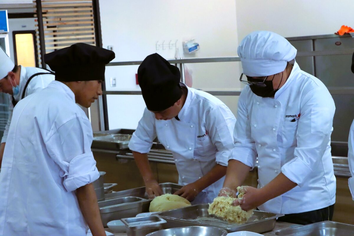 Estudiantes del Liceo Bicentenario Colegio Río Loa culminaron exitosamente segunda versión del programa “Aprendices del Chef” de Ministro Hales 