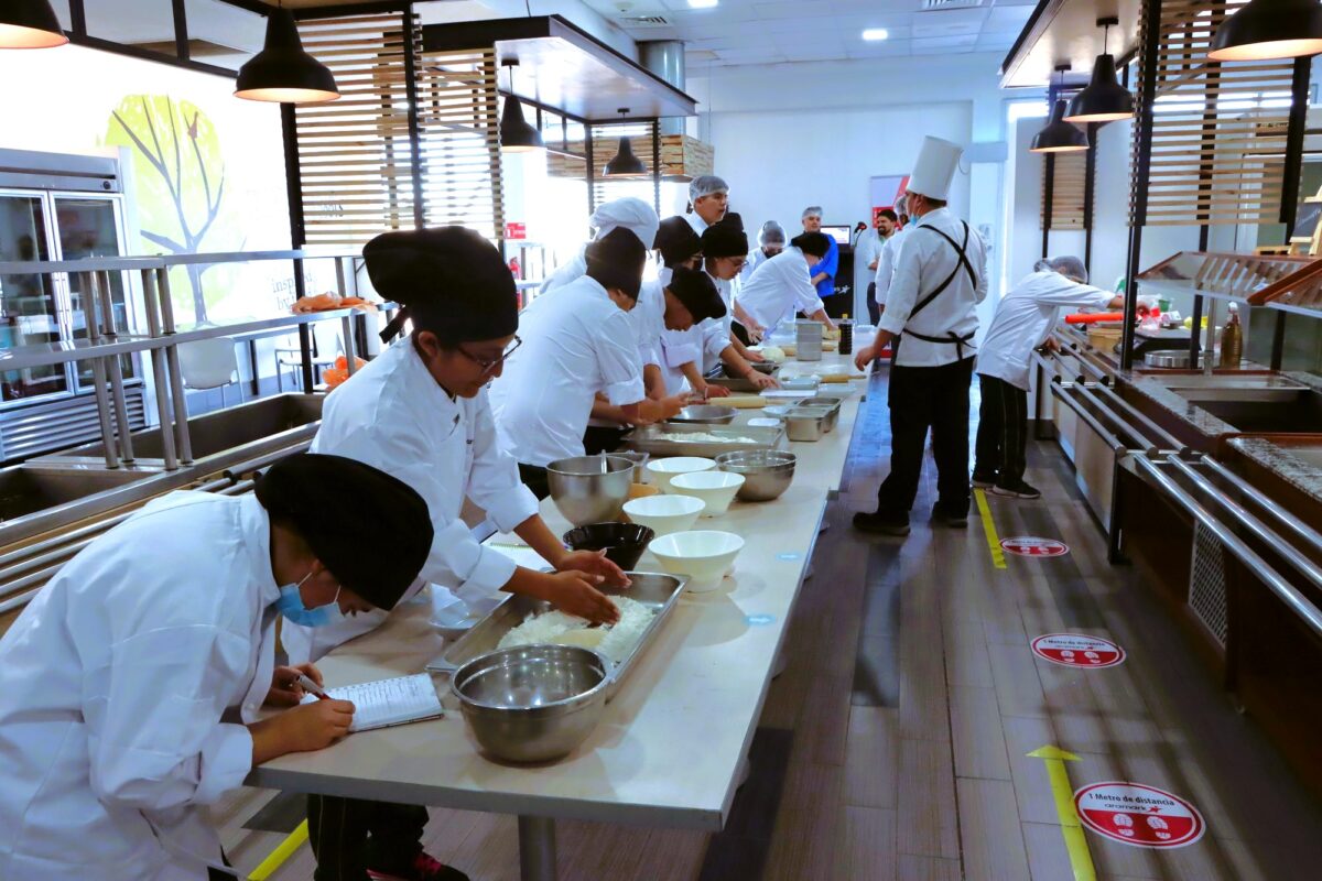 Estudiantes del Liceo Bicentenario Colegio Río Loa culminaron exitosamente segunda versión del programa “Aprendices del Chef” de Ministro Hales 