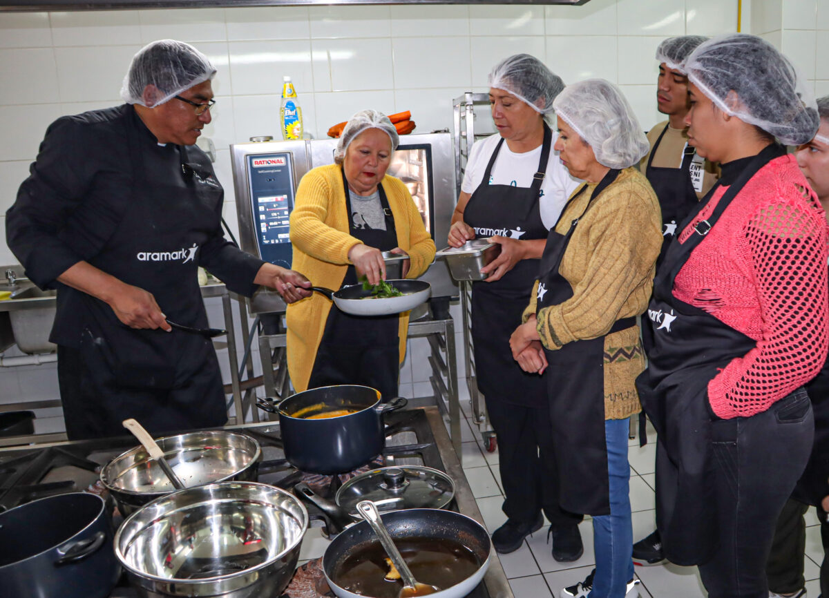 División Chuquicamata y Aramark capacitan a emprendedores/as y juntas de vecinos de Calama en preparación de comidas saludables