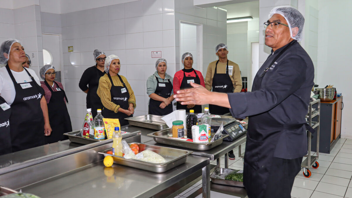 División Chuquicamata y Aramark capacitan a emprendedores/as y juntas de vecinos de Calama en preparación de comidas saludables