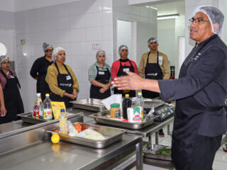 División Chuquicamata y Aramark capacitan a emprendedores/as y juntas de vecinos de Calama en preparación de comidas saludables