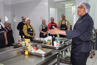 División Chuquicamata y Aramark capacitan a emprendedores/as y juntas de vecinos de Calama en preparación de comidas saludables