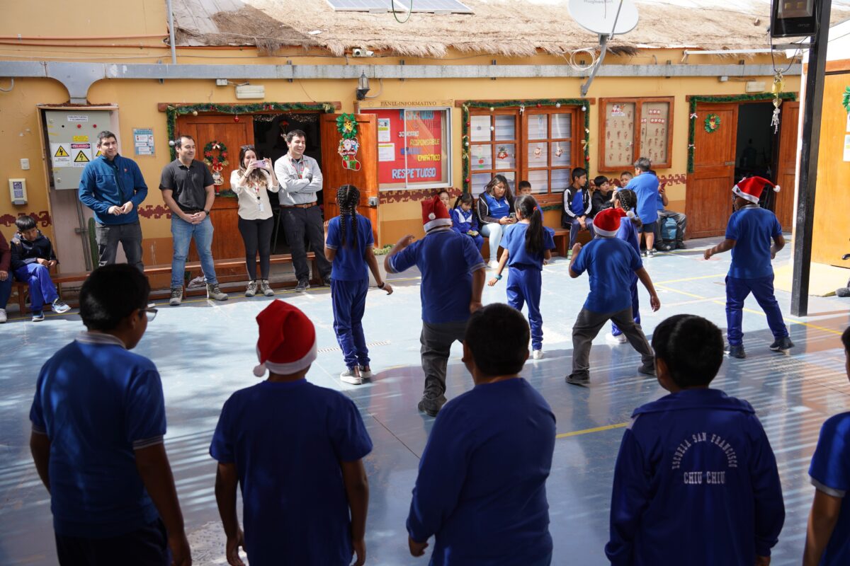 Encuentro navideño llevó alegría a estudiantes de la Escuela de Chiu Chiu gracias a iniciativa del equipo de Chancado de Chuquicamata