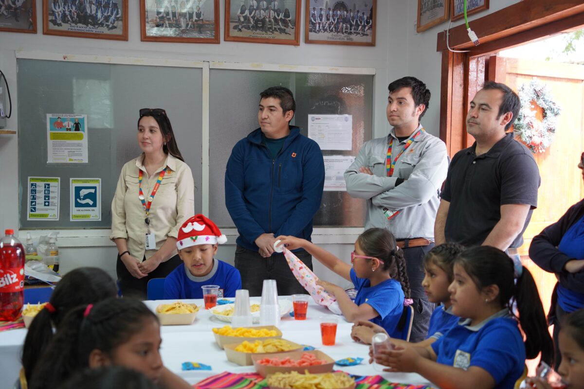 Encuentro navideño llevó alegría a estudiantes de la Escuela de Chiu Chiu gracias a iniciativa del equipo de Chancado de Chuquicamata