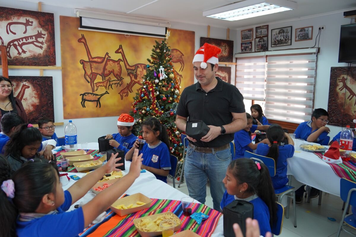 Encuentro navideño llevó alegría a estudiantes de la Escuela de Chiu Chiu gracias a iniciativa del equipo de Chancado de Chuquicamata