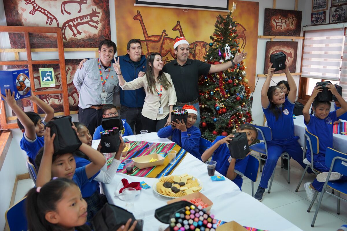 Encuentro navideño llevó alegría a estudiantes de la Escuela de Chiu Chiu gracias a iniciativa del equipo de Chancado de Chuquicamata