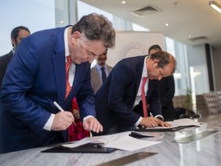 Enap y HIF Global firman acuerdo para avanzar en uso de combustibles sintéticos en Chile 