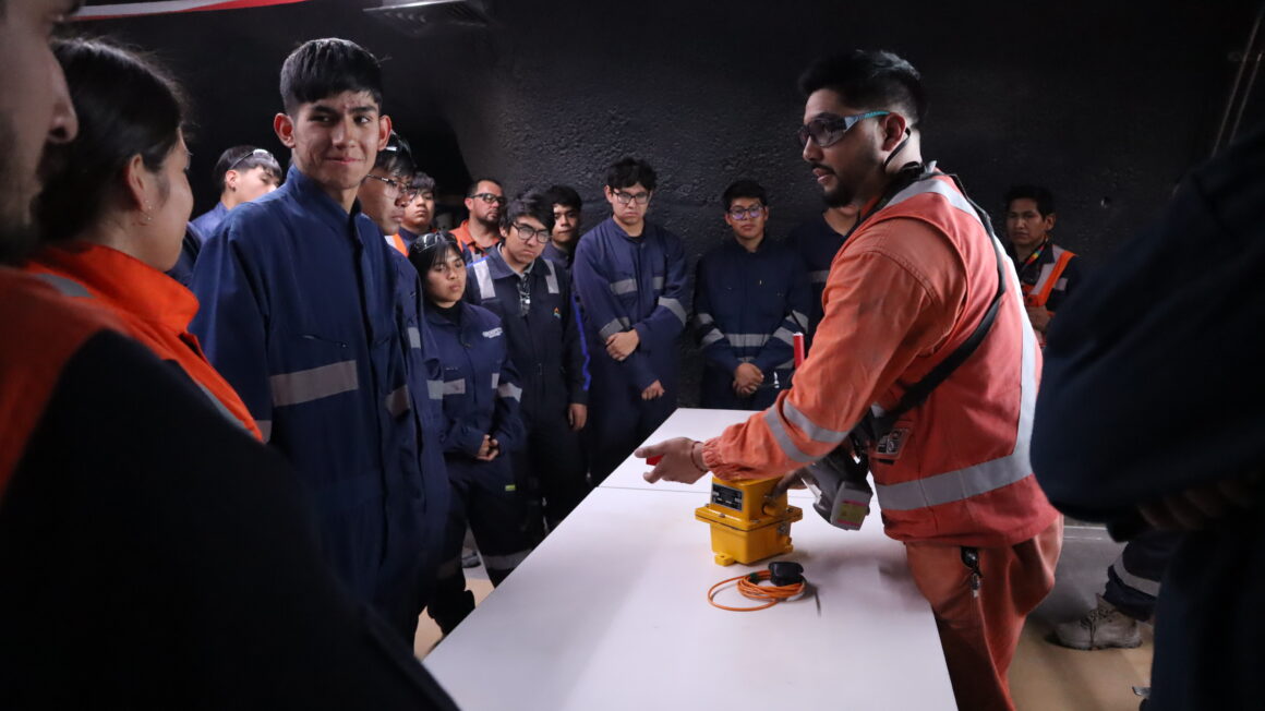 Estudiantes de Electricidad Industrial del Colegio Don Bosco de Calama aprendieron en terreno de su especialidad en visita a Chuquicamata