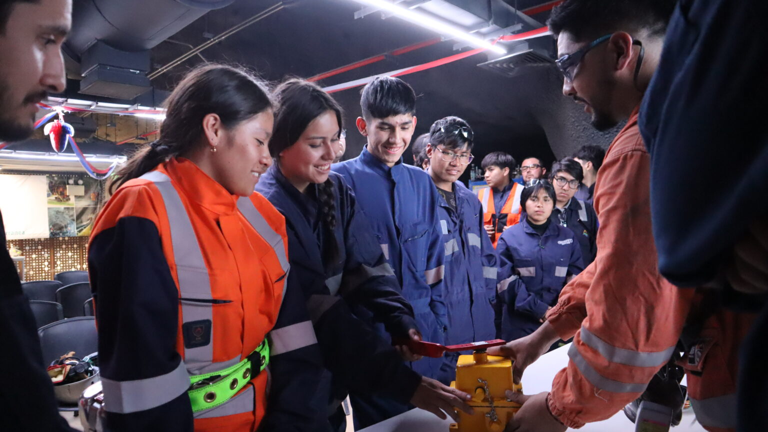 Estudiantes de Electricidad Industrial del Colegio Don Bosco de Calama aprendieron en terreno de su especialidad en visita a Chuquicamata