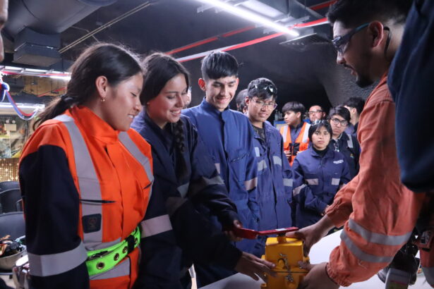 Estudiantes de Electricidad Industrial del Colegio Don Bosco de Calama aprendieron en terreno de su especialidad en visita a Chuquicamata