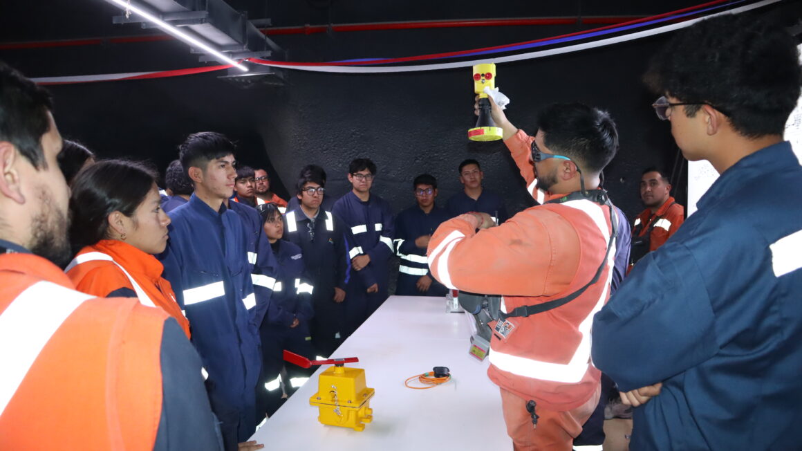 Estudiantes de Electricidad Industrial del Colegio Don Bosco de Calama aprendieron en terreno de su especialidad en visita a Chuquicamata