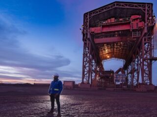 Anglo American se desploma tras recortes en la producción