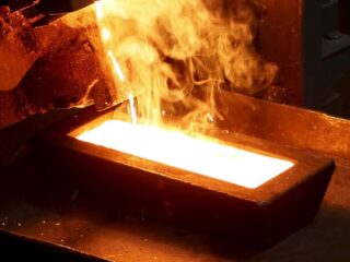 El precio del oro cae cerca del nivel de $2,000 debido a sólidos datos de empleo en EE. UU.