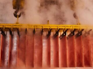 Cobre cae, pero se encamina a una subida anual por la demanda china