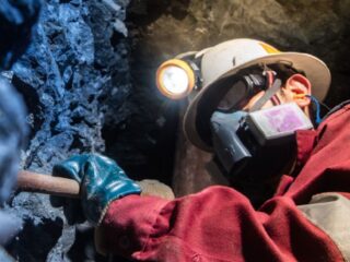 Nueve muertos en la mina Poderosa de Perú tras el ataque de hombres armados