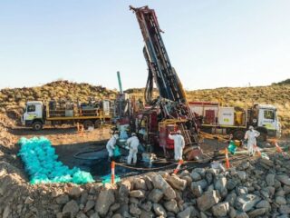 Hancock y SQM Presentan Oferta Conjunta de $1.1 mil millones por Azure Minerals