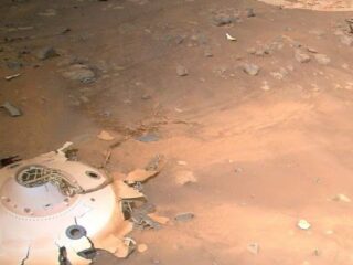 “De otro mundo”: helicóptero de la Nasa y la inédita foto que tomó de restos de nave espacial en Marte