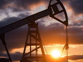 Precio del petróleo se encamina a su primera subida semanal en dos meses