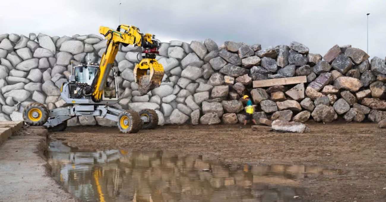 Un Robot Excavador Construye un Enorme Muro de Piedra Sin Intervención Humana