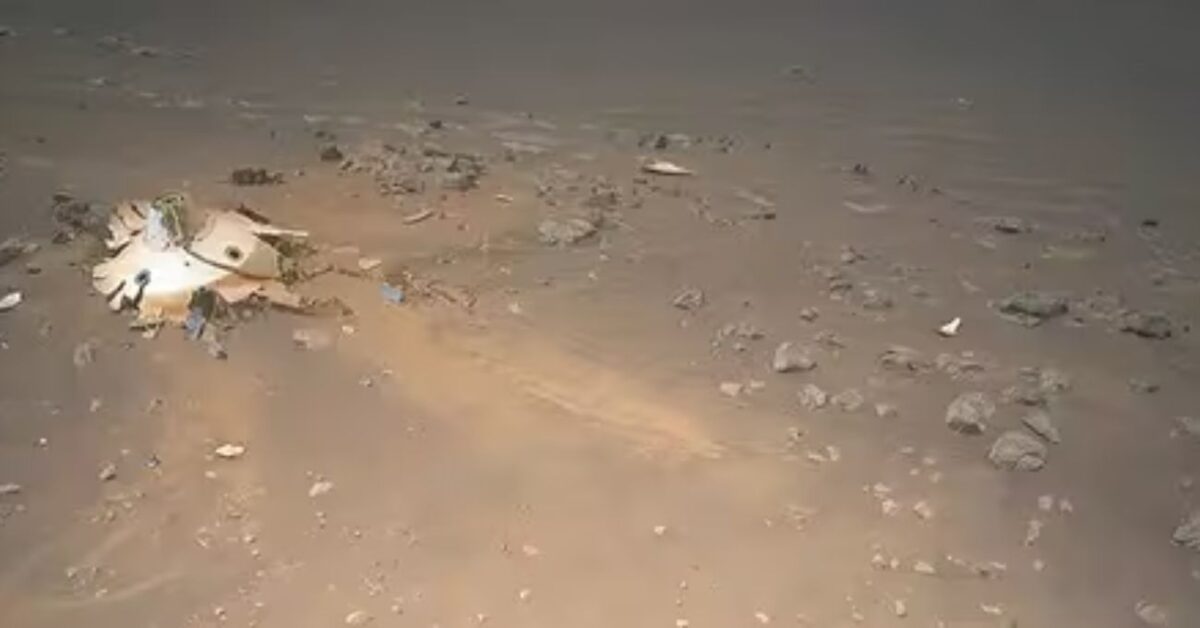 “De otro mundo”: helicóptero de la Nasa y la inédita foto que tomó de restos de nave espacial en Marte