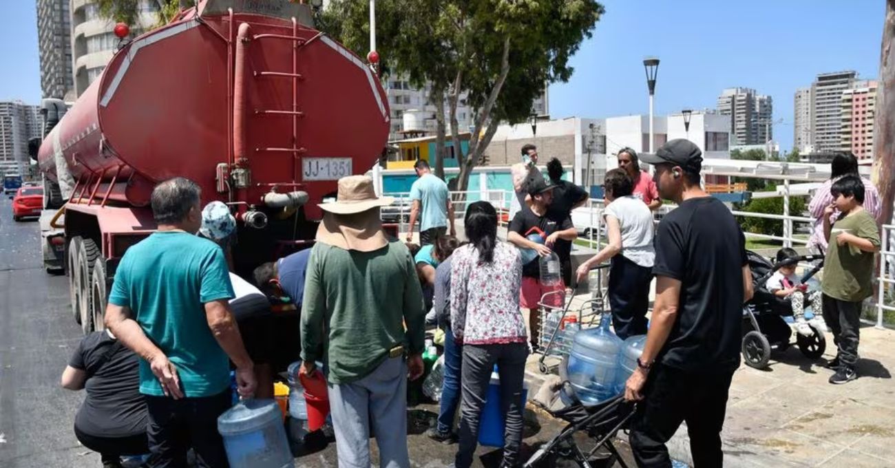 Boric instruye que ministra de Minería se traslade a Antofagasta tras corte de agua que afecta a 66 mil clientes