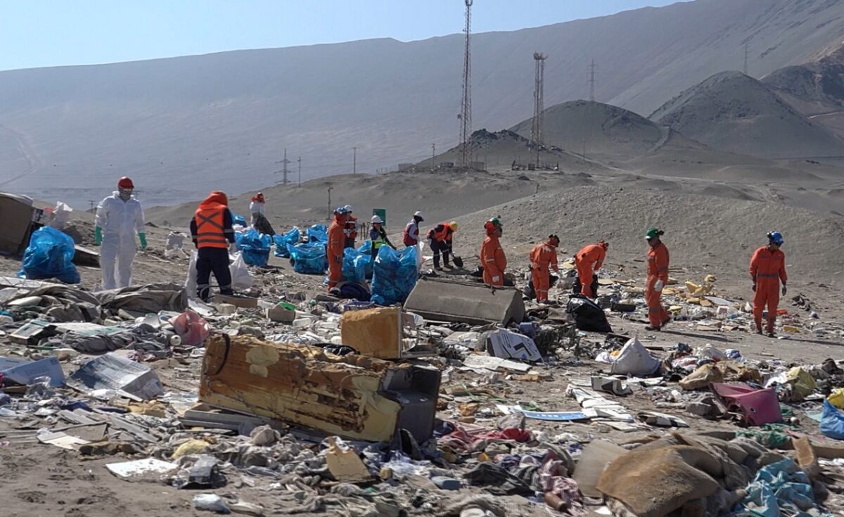 Más de siete toneladas y media retiran trabajadores y empresas del Proyecto C20+ de Collahuasi en operativos de limpieza en el borde costero