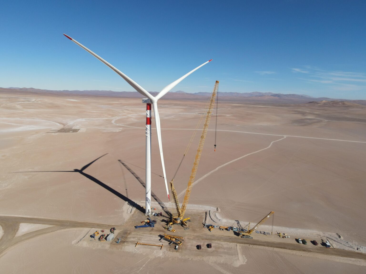 Parque Eólico Lomas de Taltal finaliza la instalación de su primer aerogenerador