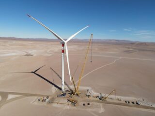 Parque Eólico Lomas de Taltal finaliza la instalación de su primer aerogenerador