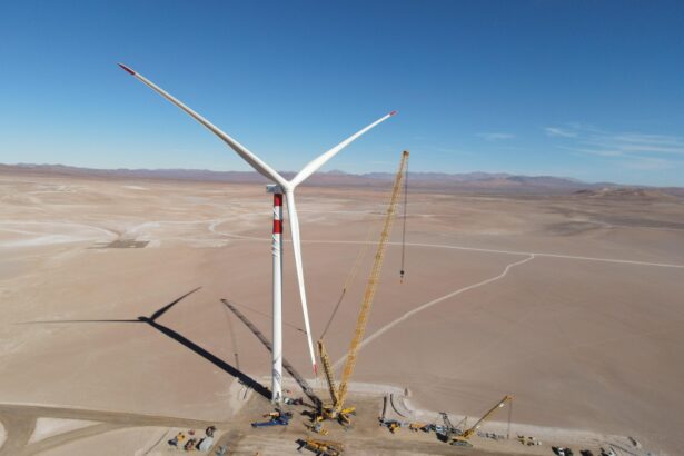 Parque Eólico Lomas de Taltal finaliza la instalación de su primer aerogenerador