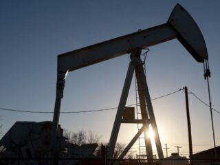 Caída en los Precios del Petróleo ante un Enorme Acumulado de Inventarios de Combustible en EE. UU.