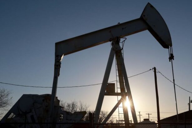 Caída en los Precios del Petróleo ante un Enorme Acumulado de Inventarios de Combustible en EE. UU.