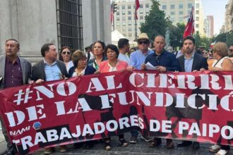 Autoridades y trabajadores de Atacama manifiestan su descontento ante cierre temporal de la Fundición Paipote