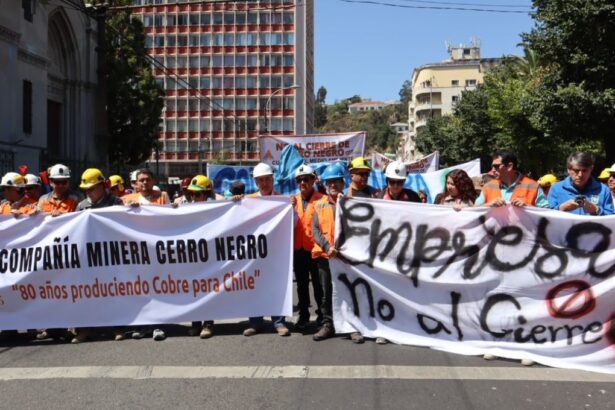 Mineros de Cabildo marchan ante eventual cierre de minera Cerro Negro