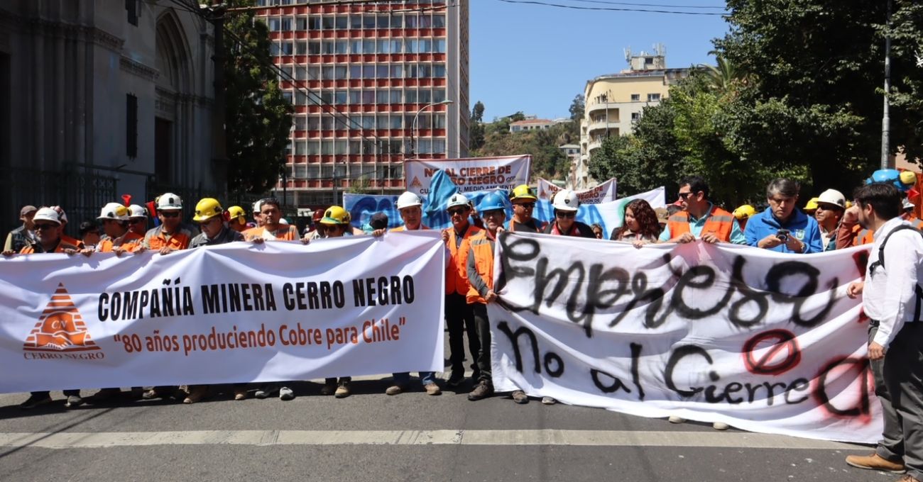 Mineros de Cabildo marchan ante eventual cierre de minera Cerro Negro