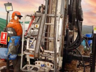 Bolivia: Eloro Resources intersecta 57,62 g Ag/t, 1,26 % Zn, 0,94 % Pb y 0,12 % Sn (139,94 g Ag eq/t) en 136,11 m en perforación de definición en el Proyecto Iska Iska, Departamento de Potosí, Suroeste de Bolivia