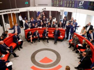 La Bolsa de Metales de Londres Resurge Después del Desplome del Níquel